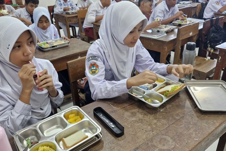 Siswa SMPN ^ Semarang menyantap MBG perdana, Selasa (19/8/2025).