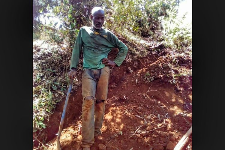 Nicolas Muchami membuat jalan dengan cangkul, sekop, dan kapak,sejauh 1,5 km di desa Kaganda, Kenya. (Facebook/Ndagitari Kinyu gu Micheke JNE)