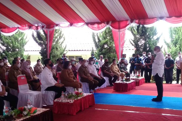 Foto: Gubernur Sumut Edy Rahmayadi saat memberikan pemaparan di pendopo Rumah Dinas Wali Kota Pematangsiantar, Selasa (21/9/2021). Kunjungan kerja Gubenur dihadiri para Kepala Sekolah, Lurah, Camat dan Kepala OPD (Organisasi Perangkat Daerah) Pemkot Pematangsiantar.