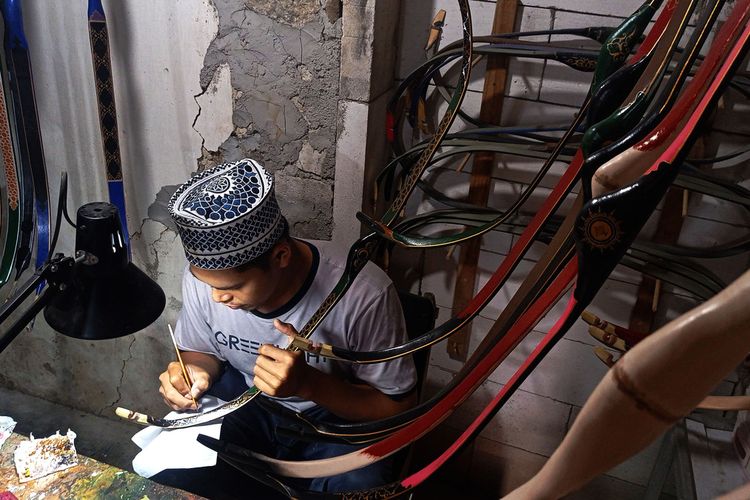 Ade Khozinul Asror (27) pemilik Khozin Art di Desa Bogoarum, Kecamatan Plaosan, Kabupaten Magetan, menggeluti pengerjaan pembuatan busur panash serta melukis busur panah yang dibalut kulit. Pangsa pasar hingga Negara Malaysia yang lebih banyak berburu detail hiasan di bagian busur panah milik mereka.