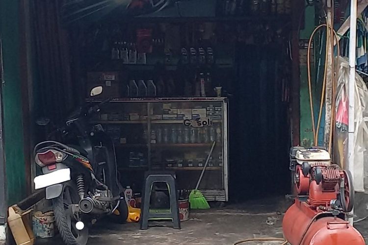 Kisah Elirantau Usaha Bengkel Motor di Teras Rumah