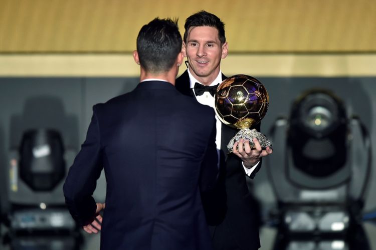 Cristiano Ronaldo (kiri) dan Lionel Messi bersua pada malam penghargaan Ballon dOr di Zurich, 11 Januari 2016.