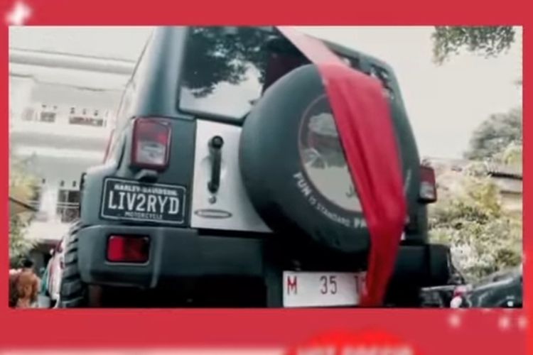 Video amatir yang mendokumentasikan proses pengiriman tiga unit mobil mewah diangkut truk towing dengan pengawalan sedan Satlantas Polri viral di media sosial baru-baru ini.