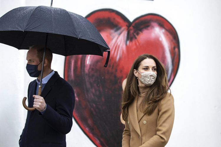 Pangeran Inggris William dan Kate Duchess of Cambridge berbicara dengan anggota layanan ambulans di taman kesehatan di stasiun ambulans Newham di London, Kamis 18 Maret 2021. 