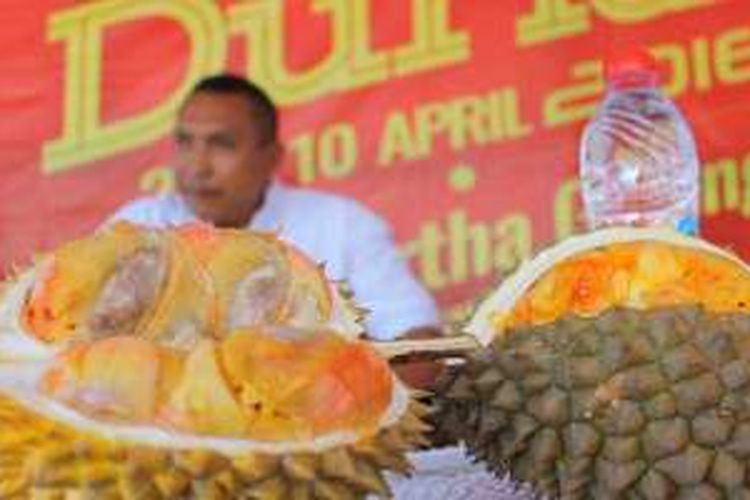 Pesta Durian di pelataran depan Mal Artha Gading Jakarta Utara, Sabtu (2/4/2016). Pesta Durian berlangsung 2-10 April 2016 dengan menghadirkan lebih dari 20 jenis durian unggulan dari berbagai daerah.