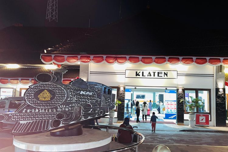 Stasiun Klaten, salah satu stasiun pemberhentian KRL Jogja-Solo.