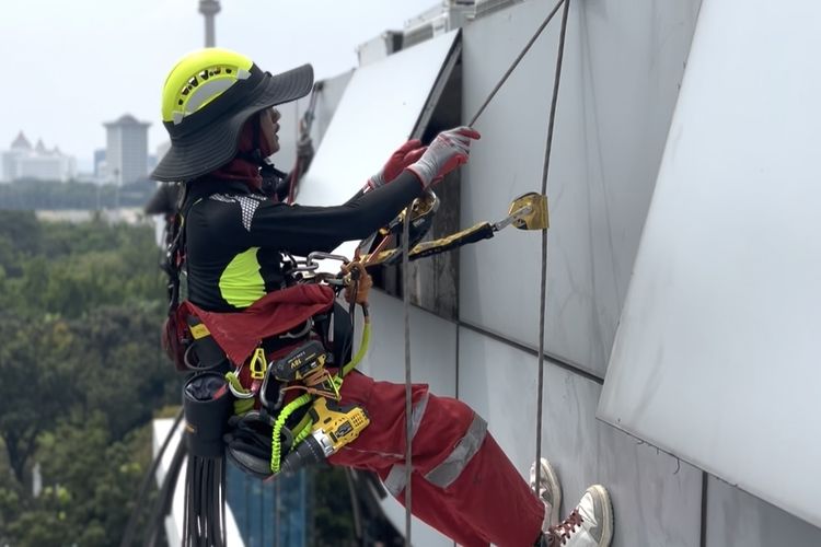 Bergelantungan di Gedung Puluhan Lantai, Pembersih Kaca Andalkan Tali dan Nyali