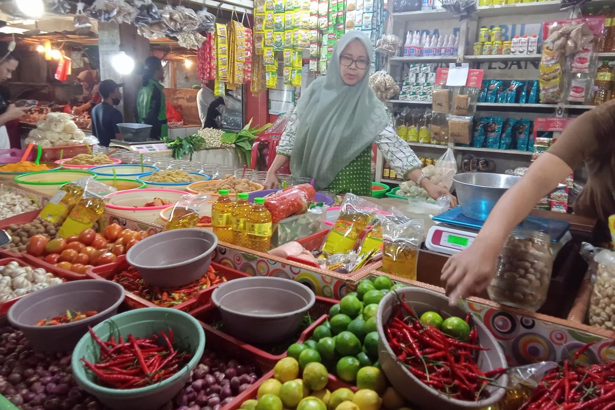 Upik salah satu pedagang di Pasar Rawamangun, Jakarta Timur,