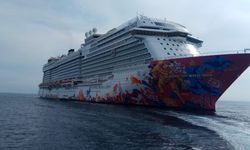 Merapat ke Bintan, Penumpang Kapal Genting Cruise Kunjungi Pantai Lagoi