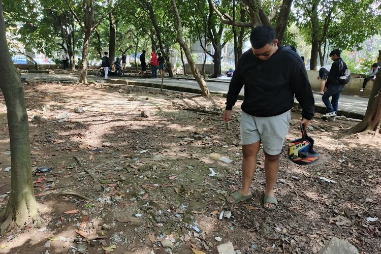 Owen (17) seorang pelajar SMA sedang mencari koin aplikasi Jagat yang konon bernilai ratusan ribu hingga jutaan rupiah di Taman Tegalega, Kota Bandung, Jawa Barat, Jumat (10/1/2025).