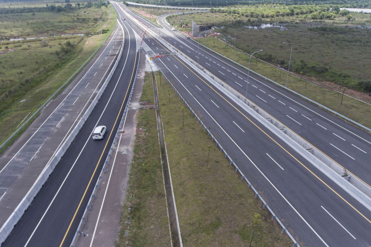 Foto udara simpang susun yang menghubungkan Jalan Tol Trans Sumatera (JTTS) ruas simpang Indralaya-Muara Enim seksi simpang Indralaya-Prabumulih dan Palembang-Indralaya saat proses pembangunan di Indralaya, Ogan Ilir (OI), Sumatera Selatan, Rabu (5/4/2023). Menjelang mudik Hari Raya Idul Fitri 1444 H, PT Hutama Karya (Persero) memastikan jalan tol Trans Sumatera (JTTS) ruas simpang Indralaya-Muara Enim seksi simpang Indralaya-Prabumulih akan dibuka secara fungsional mulai 15 April - 30 April 2023 pukul 07:00 WIB-16:00 WIB dengan memberlakukan contra flow di KM 65 - KM 73.