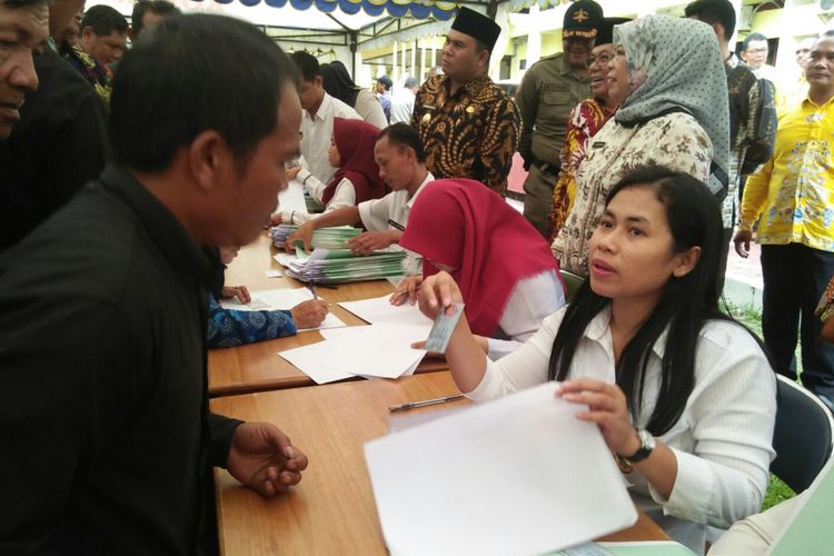 Petugas Badan Pertanahan Nasional (BPN) Kotawaringin Barat melayani penyerahan sertifikat tanah program Pendaftaran Tanah Sostematis Lengkap (PTSL), di Pangkalan Bun, Kamis (1/3/2018), disaksikan Bupati Nurhidayah dan Wakil Bupati Ahmadi Riansyah.