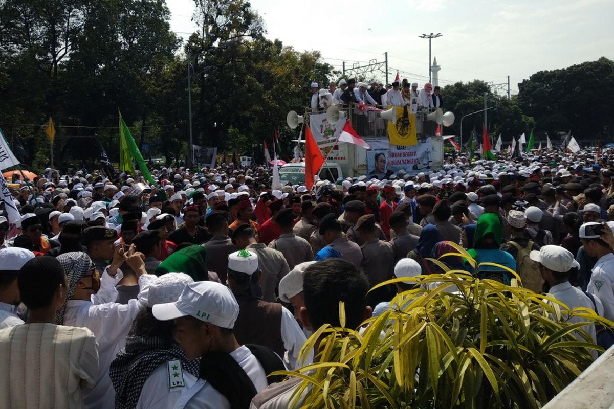 Peserta demo tiba di depan Bareskrim Polri, Jumat (6/4/2018)