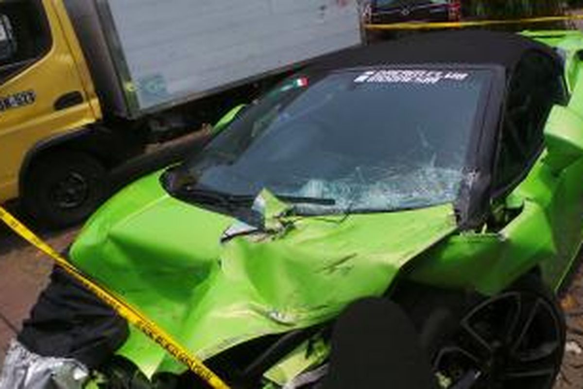 Lamborghini B 333 NI milik pengacara Hotman Paris Hutapea yang terlibat kecelakaan di Tol Wiyoto Wiyono. Senin (6/10/2014).
