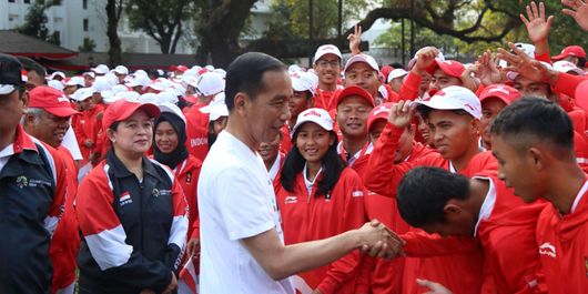 Menko PMK Puan Maharani dan Presiden Jokowi saat melepas tim Indonesia untuk Asian Games 2018 di Istana Negara, Rabu(8/8/2018).