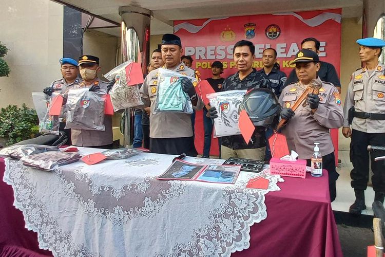 Kapolres Pasuruan Kota, Makung Ismoyo saat konferensi pers kasus penemuan mayat terbungkus karung di area pemakaman, di Pasuruan (28/6/2023).