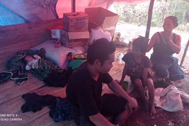 Masyarakat Baduy di pedalaman Kabupaten Lebak, Provinsi Banten, tinggal di tenda pengungsian dengan kondisi cukup memprihatinkan, karena rumah mereka terbakar habis. 