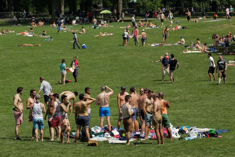 Ilustrasi orang berjemur. 
Foto ini menerangkan orang-orang berjemur pada hari yang panas dan cerah di Central Park di New York, AS, 17 Juli 2016.