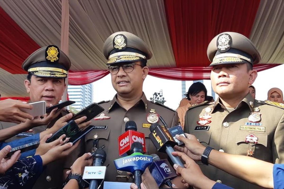 Gubernur DKI Jakarta Anies Baswedan (tengah) di Monas, Jakarta Pusat, Rabu (7/8/2019)