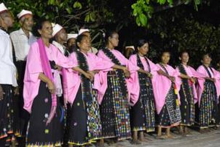 Tarian Vera merupakan tarian khas Suku Rongga di Kabupaten Manggarai Timur, Nusa Tenggara Timur.