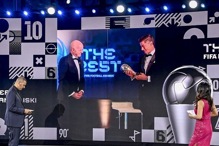 Robert Lewandowski saat menerima penghargaan Pemain Terbaik FIFA 2020 di Zurich pada 17 Desember 2020.