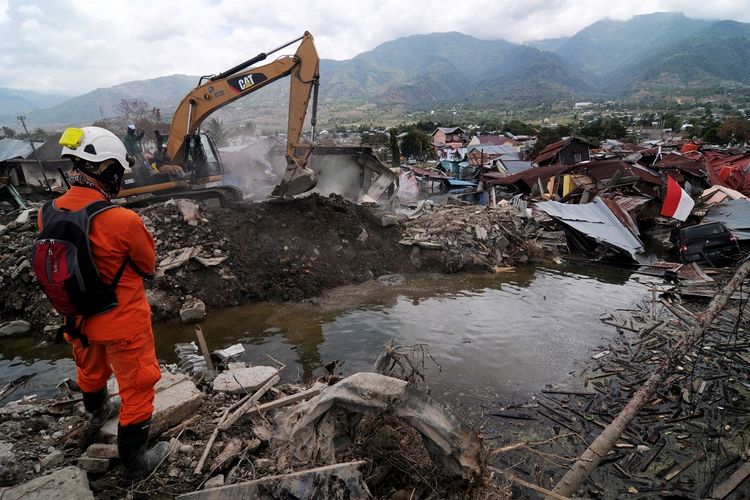Sejumlah personel Tim SAR menggali reruntuhan bangunan dan rumah untuk menemukan korban di lokasi likuifaksi Balaroa Palu, Sulawesi Tengah, Kamis (11/10). Memasuki hari ke-14 pascagempa, tsunami dan likuifaksi di Palu, Donggala, dan Sigi, pemerintah menghentikan proses evakuasi korban, sedangkan tanggap darurat diperpanjang hingga dua pekan kedepan. ANTARA FOTO/Basri Marzuki/ama/18