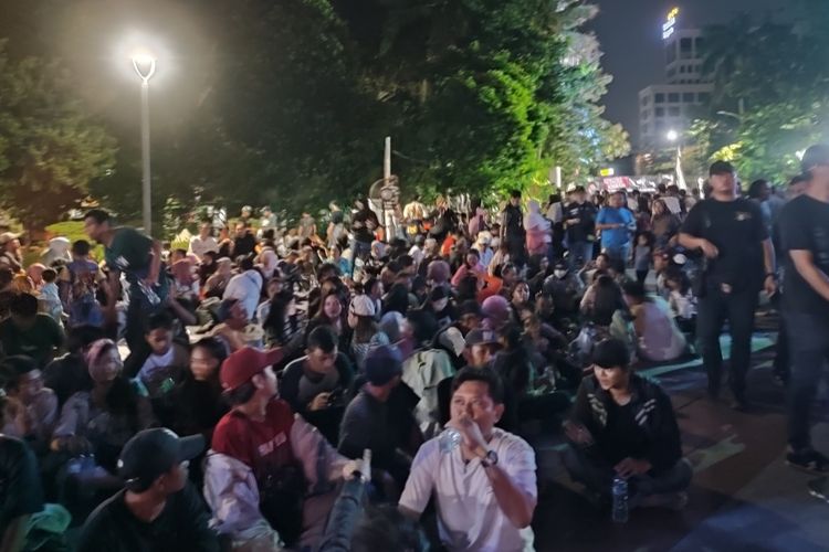 Sejumlah warga memadati kawasan Tugu Proklamasi, Menteng, Jakarta Pusat pada Sabtu (21/10/2023) malam.   Kedatangan para warga bermaksud menghadiri acara Indonesia Memanggil Gibran. 