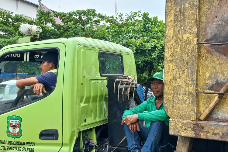 Foto: Seorang petugas kebersihan yang bekerja sebagai awak truk sampah bersiap untuk pulang setelah melakukan unjuk rasa di Balai kota Pematangsiantar, Provinsi Sumatera Utara, Jumat (8/3/2024). (DOK: TEGUH PRIBADI)