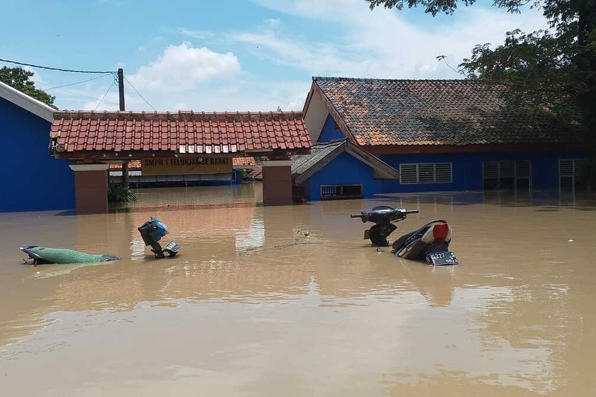 Banjir di Desa Karangligar, Kecamatan Telukjambe Barat, Karawang, Jawa Barat, Rabu (5/3/2025).