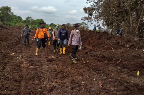 Petugas Buat Sekat agar Kebakaran Lahan Gambut di Pelalawan Tidak Makin Meluas