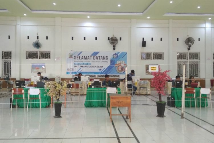 Panitia verifikasi pendaftaran PPDB di SMAN 5 Makassar yang tidak melayani pendaftar akibat gangguan server, Selasa (25/6/2019).