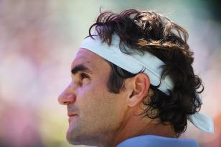 Petenis Swiss Roger Federer melihat ke atas saat bertanding melawan Ivo Carlovic dari Kroasia pada babak kedua Sony Open di Crandon Park Tennis Center, Miami, Jumat (21/3/2014). Federer menang 6-4, 7-6(4).