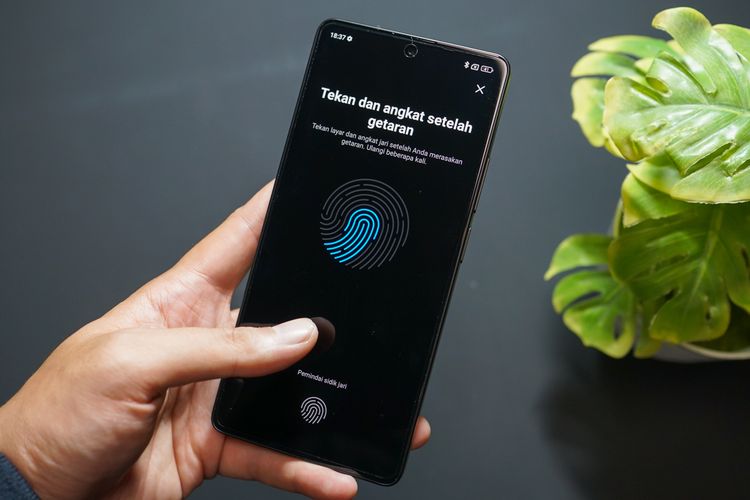 Poco M6 Pro turut dibekali in-display fingerprint scanner berjenis optical.