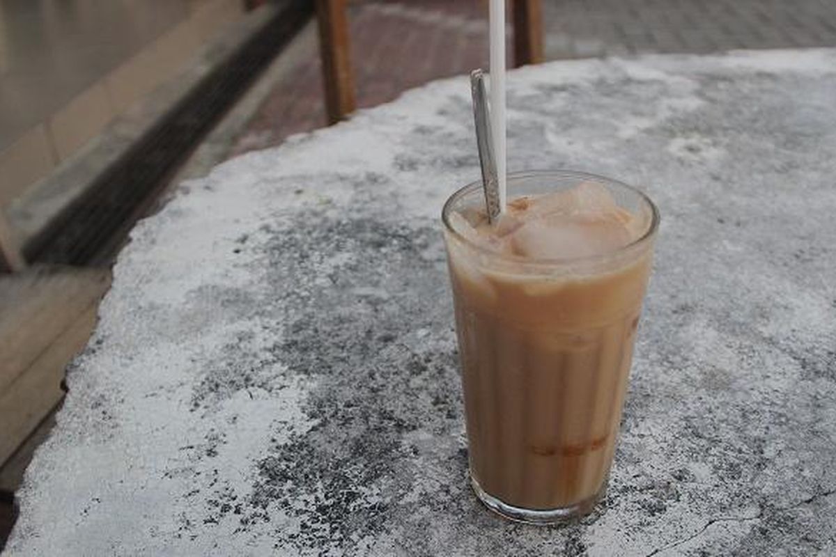 Segelas kopi susu yang tersaji di meja Warung Kopi Ake, Belitung. Warung Kopi Ake yang terletak di KV Senang 57 Belitung ini mulai berjualan sejak tahun 1922.
