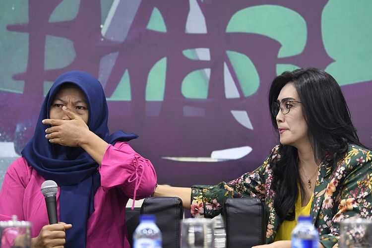 Terpidana kasus pelanggaran Undang-Undang Transaksi dan Informasi Elektronik (UU ITE), Baiq Nuril Maknun (kiri) didampingi anggota DPR Fraksi PDIP Rieke Diah Pitaloka menjawab pertanyaan wartawan pada Forum Legislasi bertema Baiq Nuril Ajukan Amnesti , DPR Setuju? di Kompleks Parlemen Senayan, Jakarta, Rabu (10/7/2019). Dalam kesempatan tersebut, Baiq Nuril berharap DPR dapat mempertimbangkan keadilan untuk dirinya.