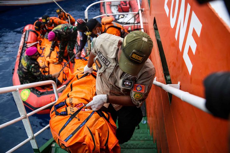 Petugas Basarnas mengangkat kantong jenasah yang berisi serpihan dan barang dari penumpang pesawat pascakecelakaan pesawat Lion Air JT 610 di perairan Karawang, Pantai Tanjung Pakis, Jawa Barat, Selasa (30/10/2018).