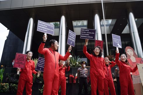 Jelang Hakordia, Pegiat Antikorupsi Gelar Aksi Teatrikal di Gedung KPK