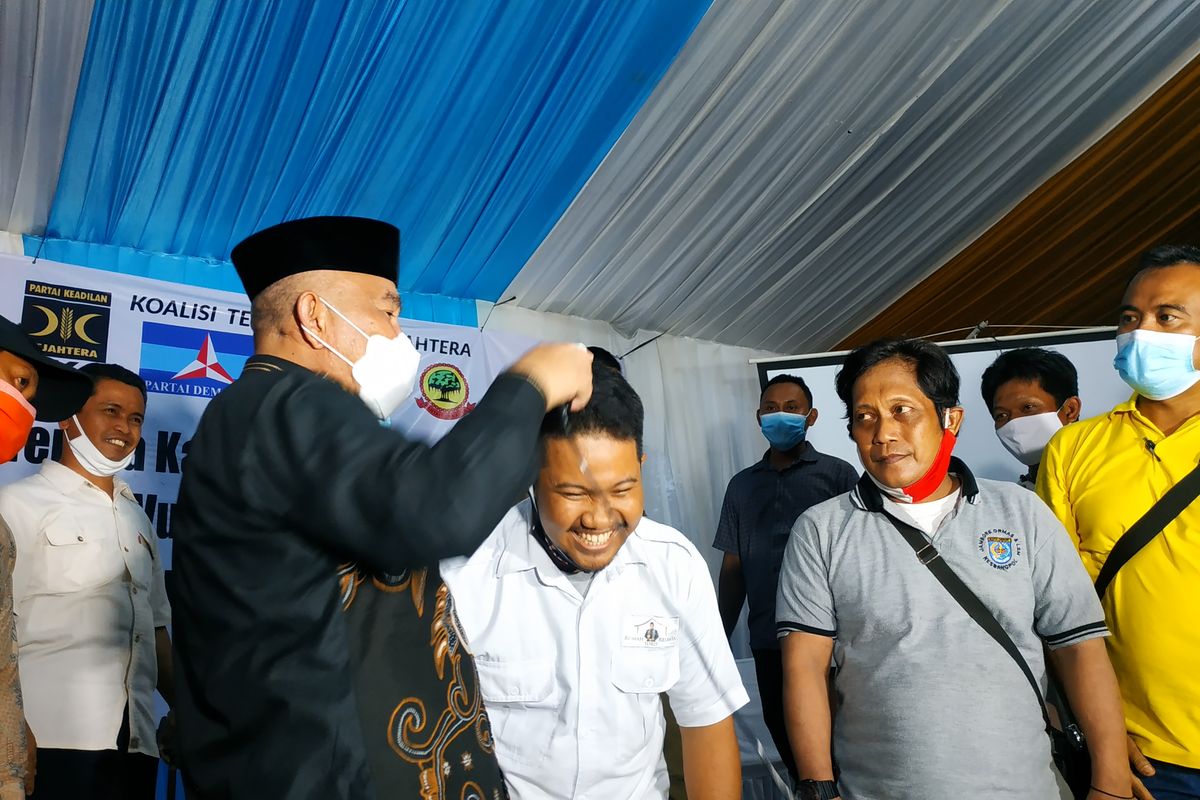 Calon wali kota nomor urut 2, Mohammad Idris menggunduli rambut seorang relawannya di Rumah Relawan Idris, Cilodong, pada Rabu (9/12/2020) malam, sebagai bentuk selebrasi atas kemenangan yang diklaim Mohammad Idris dan wakilnya Imam Budi Hartono di Pilkada Depok, berdasarkan hasil hitung cepat (quick count) tim internal mereka.