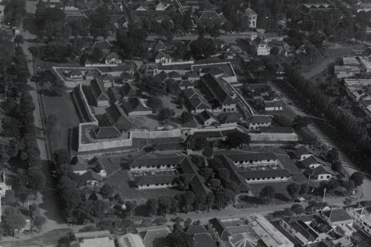 Lokasi Benteng Vastenburg sangat dekat dengan pusat Keraton Kasunanan Surakarta.