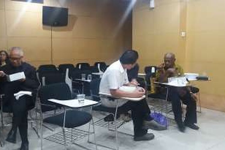 Empat Tahanan Komisi Pemberantasan Korupsi (KPK) santap siang usai melakukan ibadat Jumat Agung di ruang konferensi pers C1 di Gedung KPK, Kuningan, Jakarta Selatan, Jumat (25/3/2016)