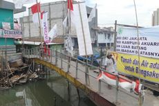 Bendera Ormas dan LSM Masih Terpasang di Pasar Ikan