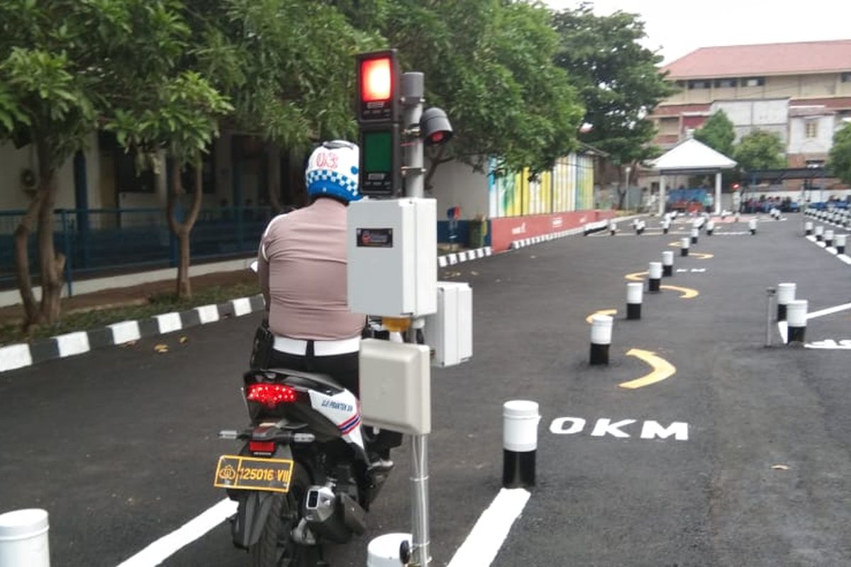 Ujian praktik bagi pengaju SIM C di Satpas SIM Daan Mogot, Jakarta Barat, Selasa (10/12/2019)
