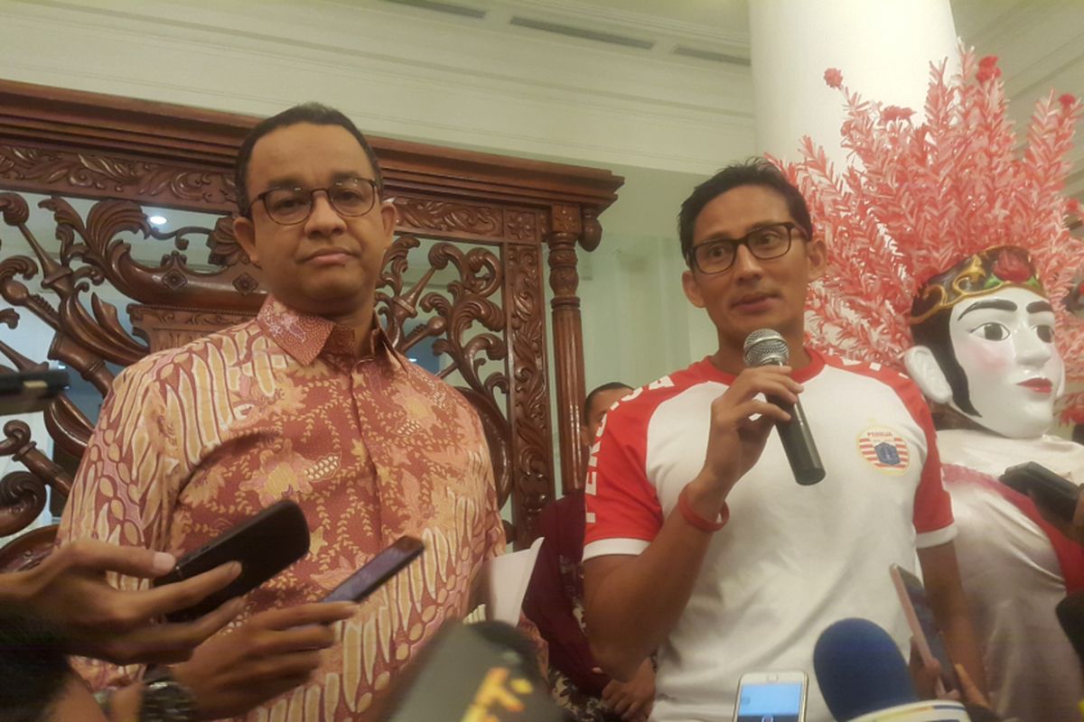 Gubernur DKI Jakarta Anies Baswedan dan Wakil Gubernur DKI Jakarta Sandiaga Uno di Balai Kota DKI Jakarta, Jalan Medan Merdeka Selatan, Jumat (20/10/2017).