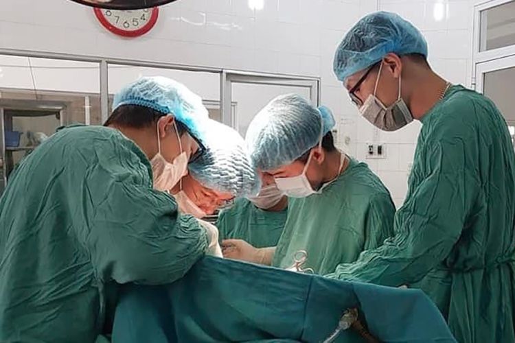 Para dokter mengoperasi Nguyen, pria yang kelaminnya dipotong oleh istrinya karena diduga melakukan pelecehan terhadap anak tiri