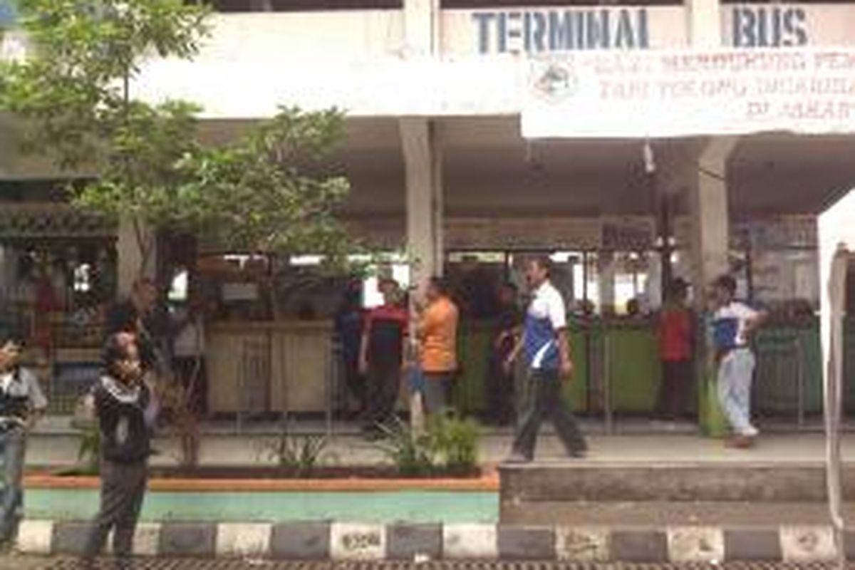 Loket tiket bus di Terminal Lebak Bulus tak dipenuhi penumpang pada H-9 sebelum Lebaran. Belum terlihatnya peningkatan pemudik ini diduga karena adanya angkutan mudik gratis. Bus sudah memenuhi terminal tetapi belum bisa jalan karena tidak ada penumpang, Jakarta, Selasa (30/7/2013).