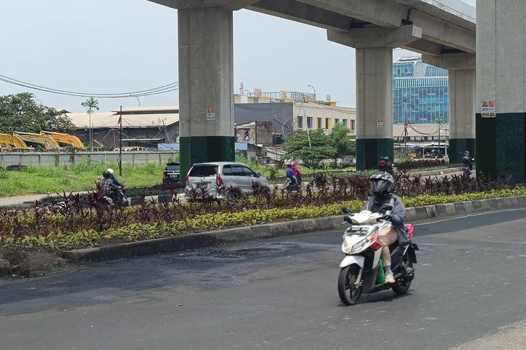 Lubang-lubang di Jalan Raya Bekasi arah Cakung menuju Pulo Gebang di Jakarta Timur, tepatnya di dekat pintu masuk Tol Cakung, sudah ditambal, Kamis (23/3/2023).