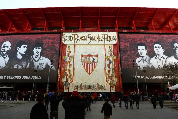 Pemandangan Stadion Ramon Sanchez Pizjuan, markas Sevilla, dari luar.