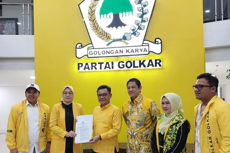 Anne Ratna Mustika (kedua dari  kiri) saat menerima rekomendasi dari Golkar untuk maju di Pilkada Purwakarta, Sabtu (24/8/2024).