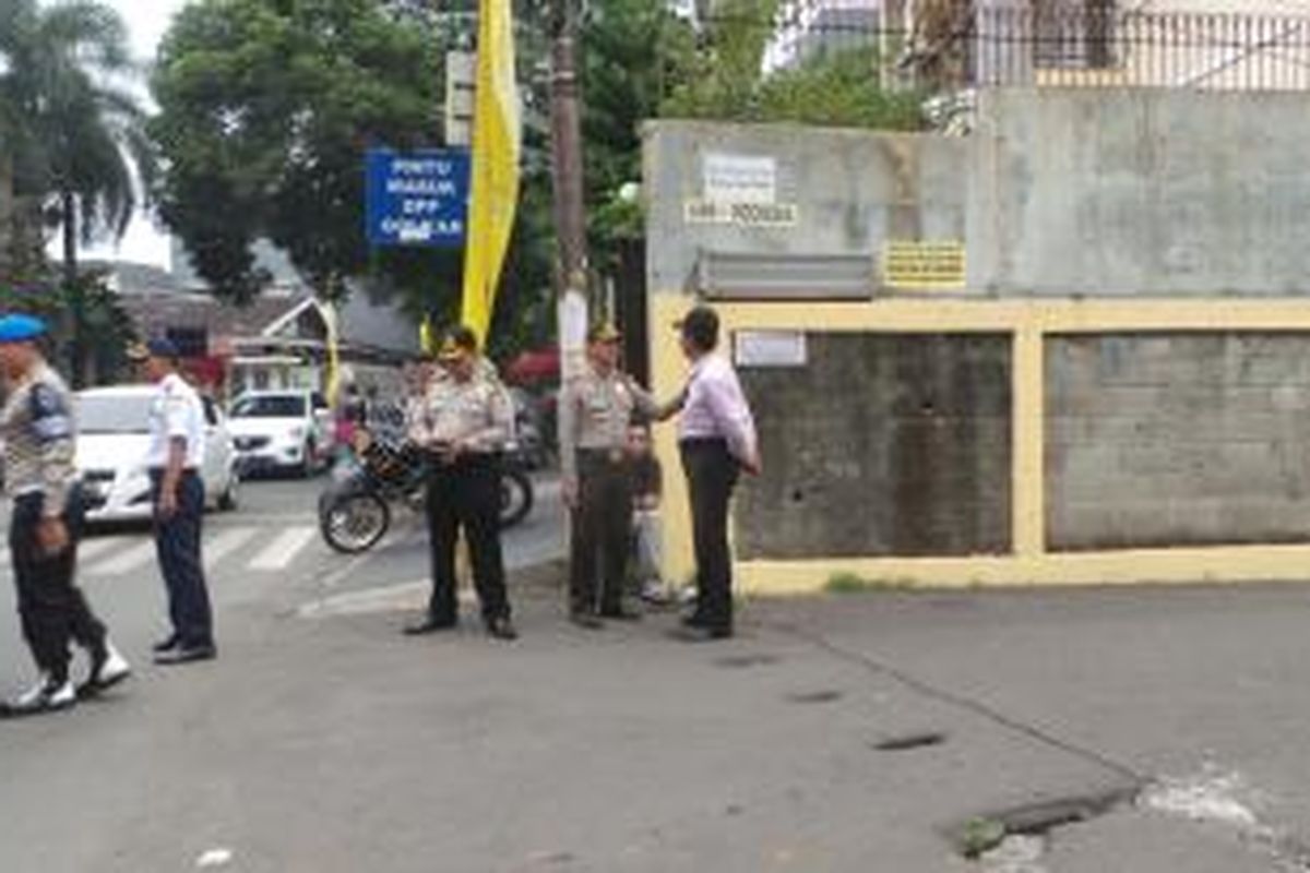Aparat kepolisian dan TNI berjaga disekitar lokasi kericuhan di DPP Partai Golkar di Jalan Anggrek Neli, Slipi, Jakarta Barat, Selasa (25/11/2014).
