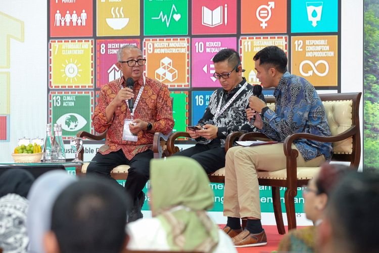 Direktur Utama SBI, Lilik Unggul Raharjo memaparkan peran aktif SBI dalam pemulihan lahan tercemar pada salah satu panel di Festival LIKE yang diadakan KLHK pada Sabtu, 16 September 2023 lalu di Indonesia Arena, Jakarta.